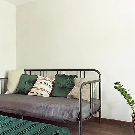 Greenhouse Apartment *